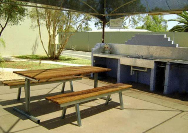 Alice Springs Airport Motel Exterior photo